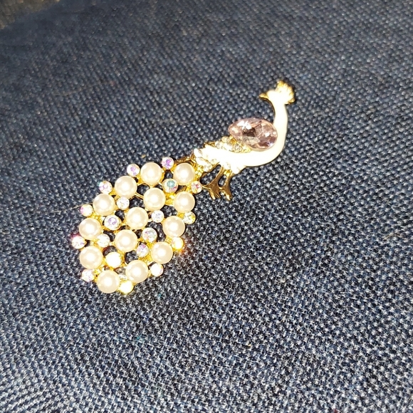 Pearl Peacock 🦚 Pin Pendent - Picture 3 of 4